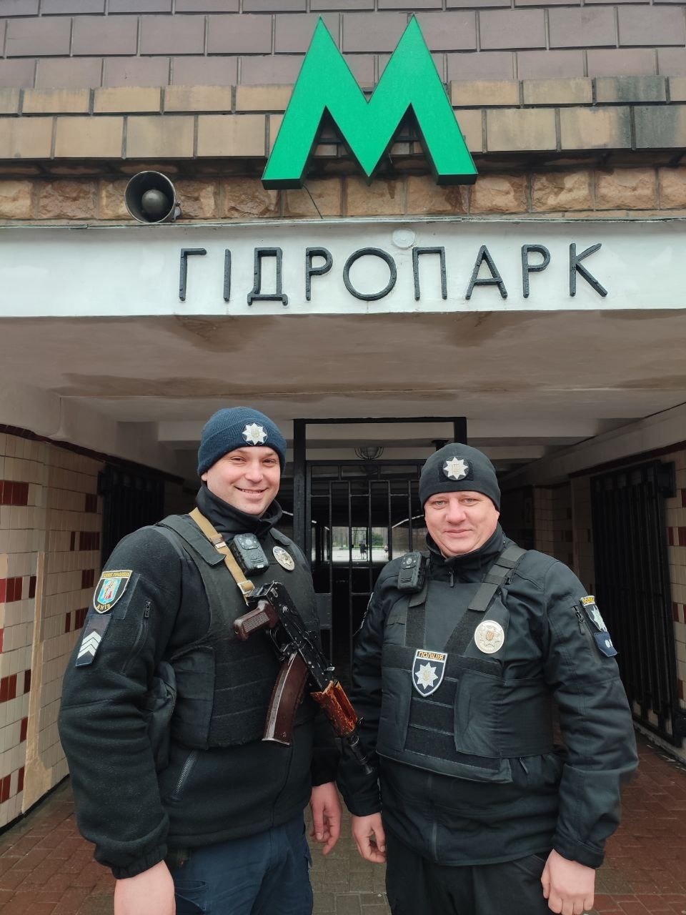 правоохоронці столичної підземки врятували життя пасажиру метро