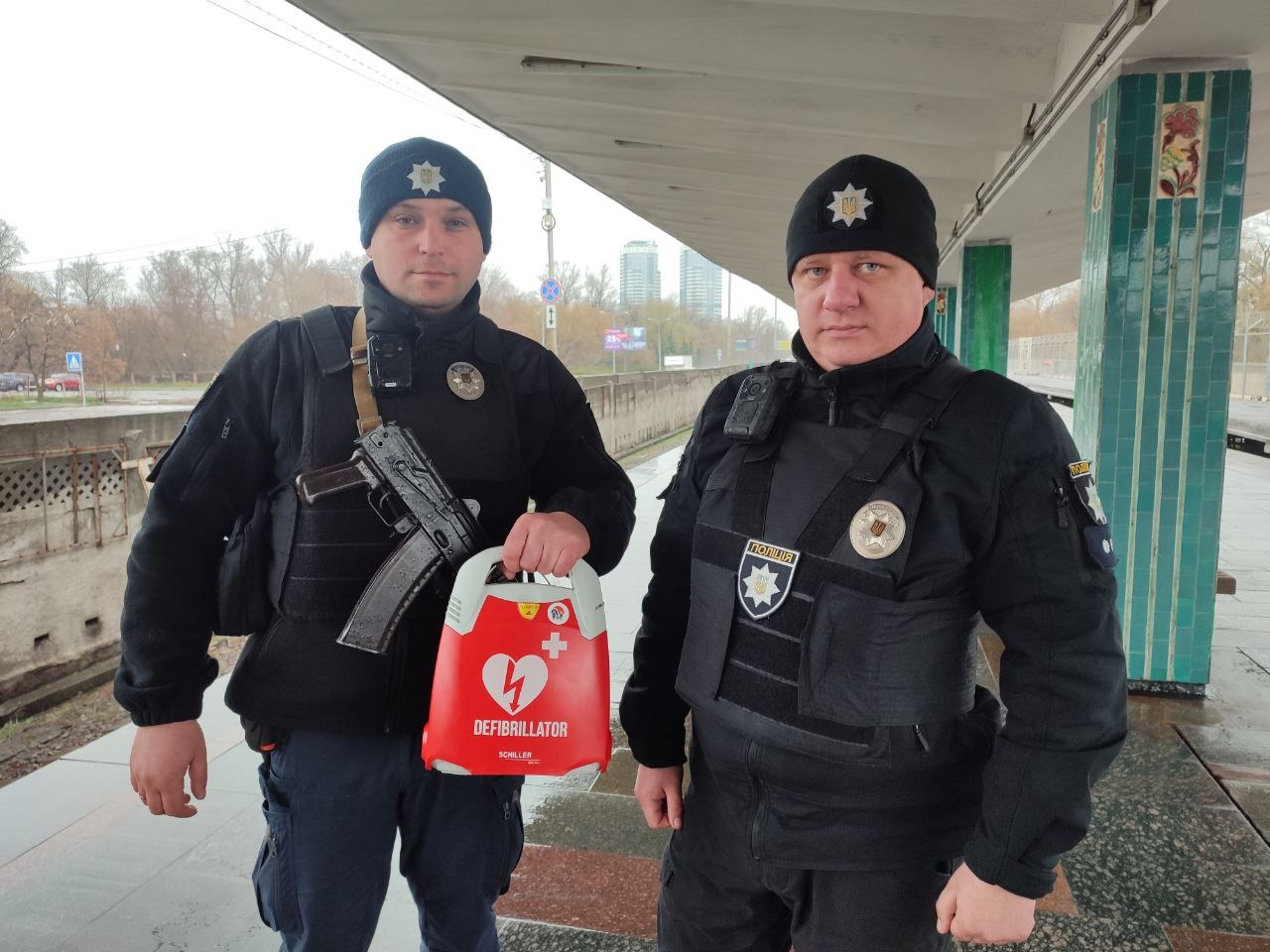 правоохоронці столичної підземки врятували життя пасажиру метро