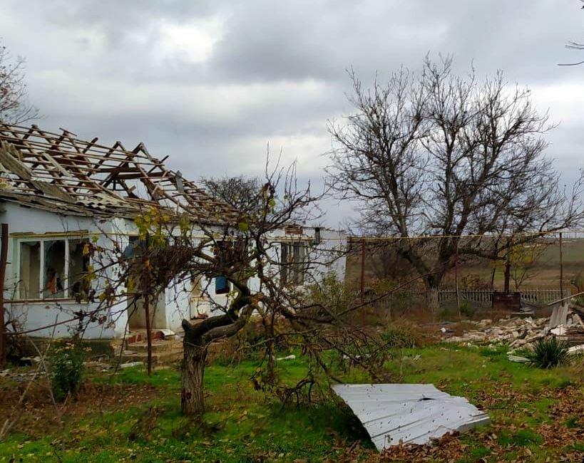 поліція фіксує наслідки обстрілів армією рф херсонщини: поранено двох дітей, фельдшерів «швидкої», пошкоджено дитсадок та школу
