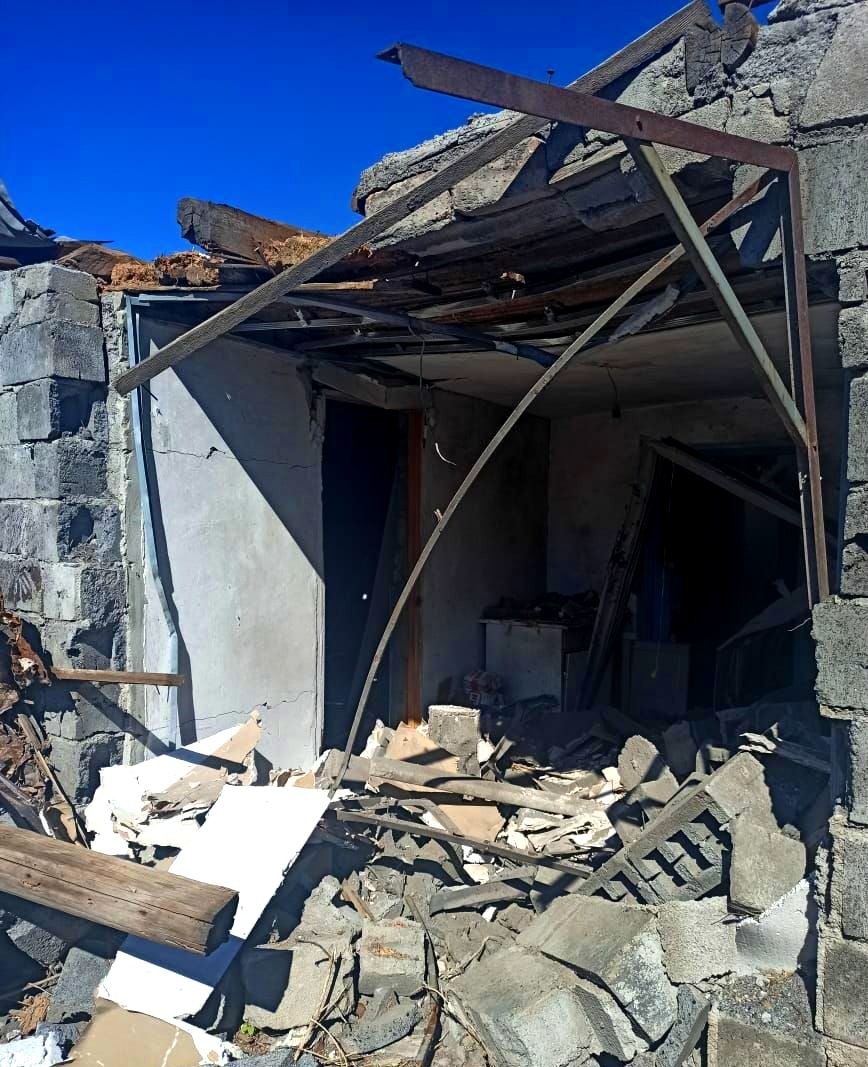поліція фіксує наслідки обстрілів армією рф херсонщини: поранено двох дітей, фельдшерів «швидкої», пошкоджено дитсадок та школу