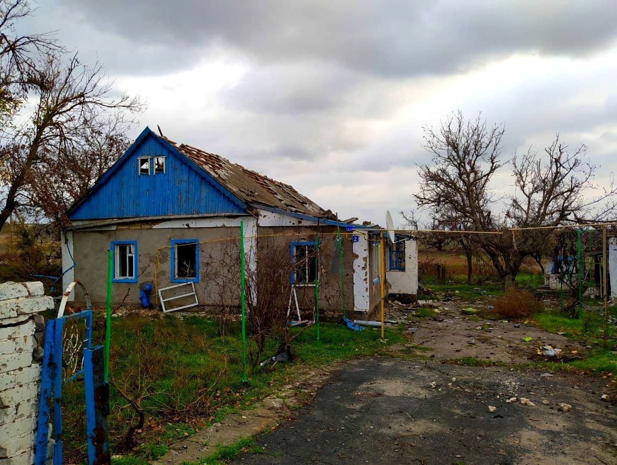 поліція фіксує наслідки обстрілів армією рф херсонщини: поранено двох дітей, фельдшерів «швидкої», пошкоджено дитсадок та школу