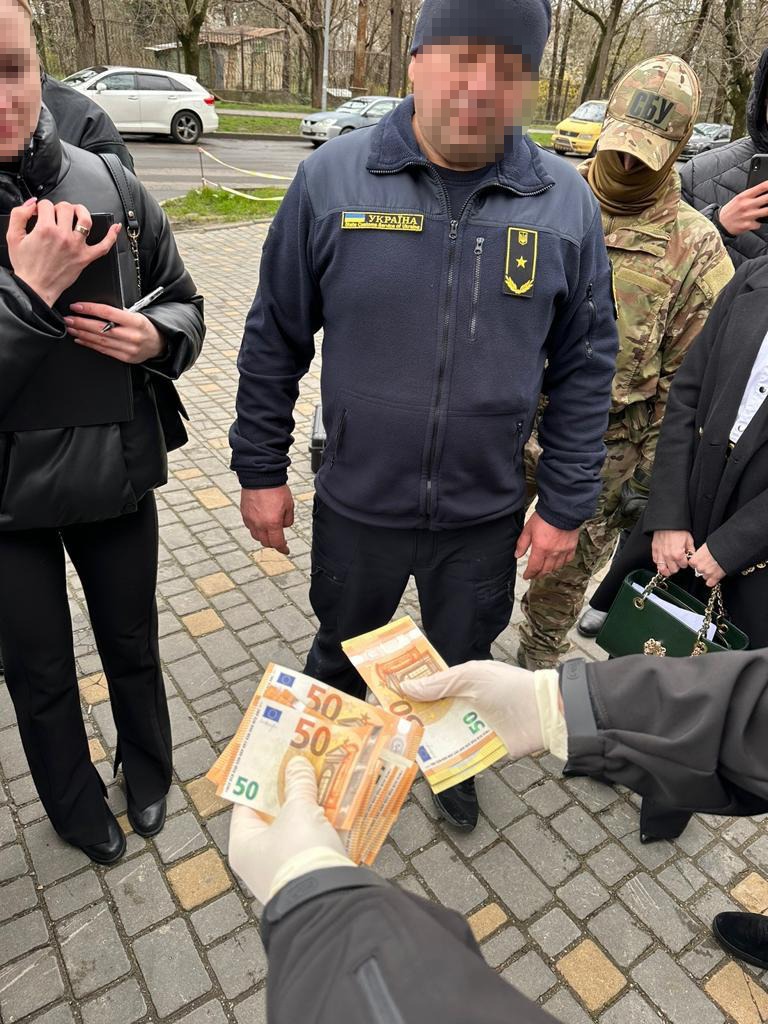 на одещині правоохоронці затримали на хабарі митника