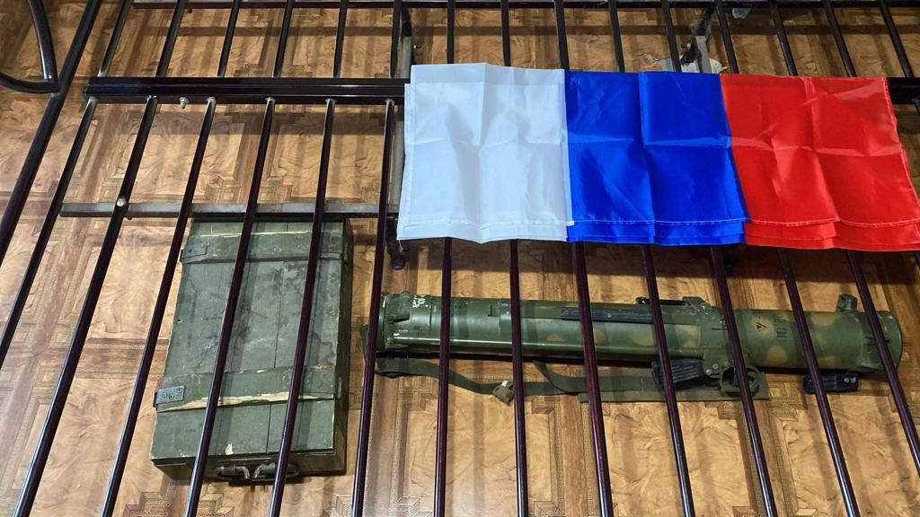 в херсоні поліцейські викрили трьох чоловіків у пособництві рф: під час обшуків вилучені підтверджуюча документація, російська символіка та боєприпаси російського виробництва