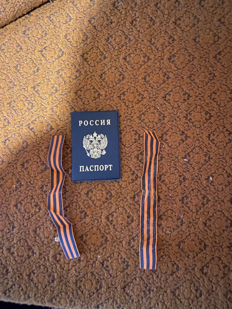 в херсоні поліцейські викрили трьох чоловіків у пособництві рф: під час обшуків вилучені підтверджуюча документація, російська символіка та боєприпаси російського виробництва