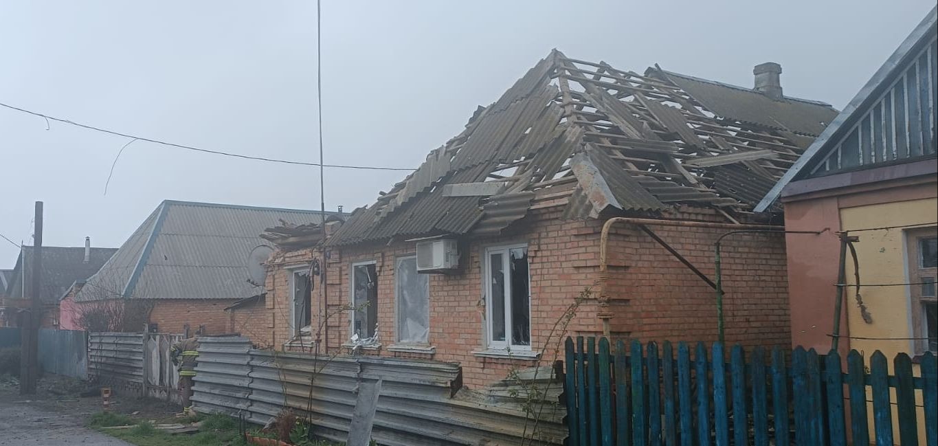 у нікополі внаслідок ворожих обстрілів постраждали люди - поліцейські фіксують наслідки влучань