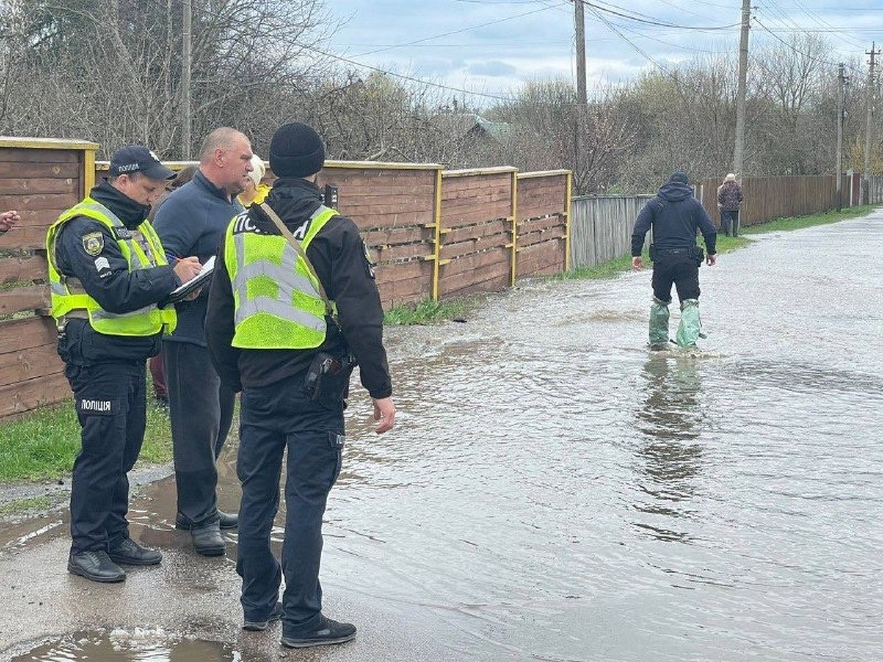 поліцейські київщини допомагають громадянам під час стихійного лиха на вишгородщині