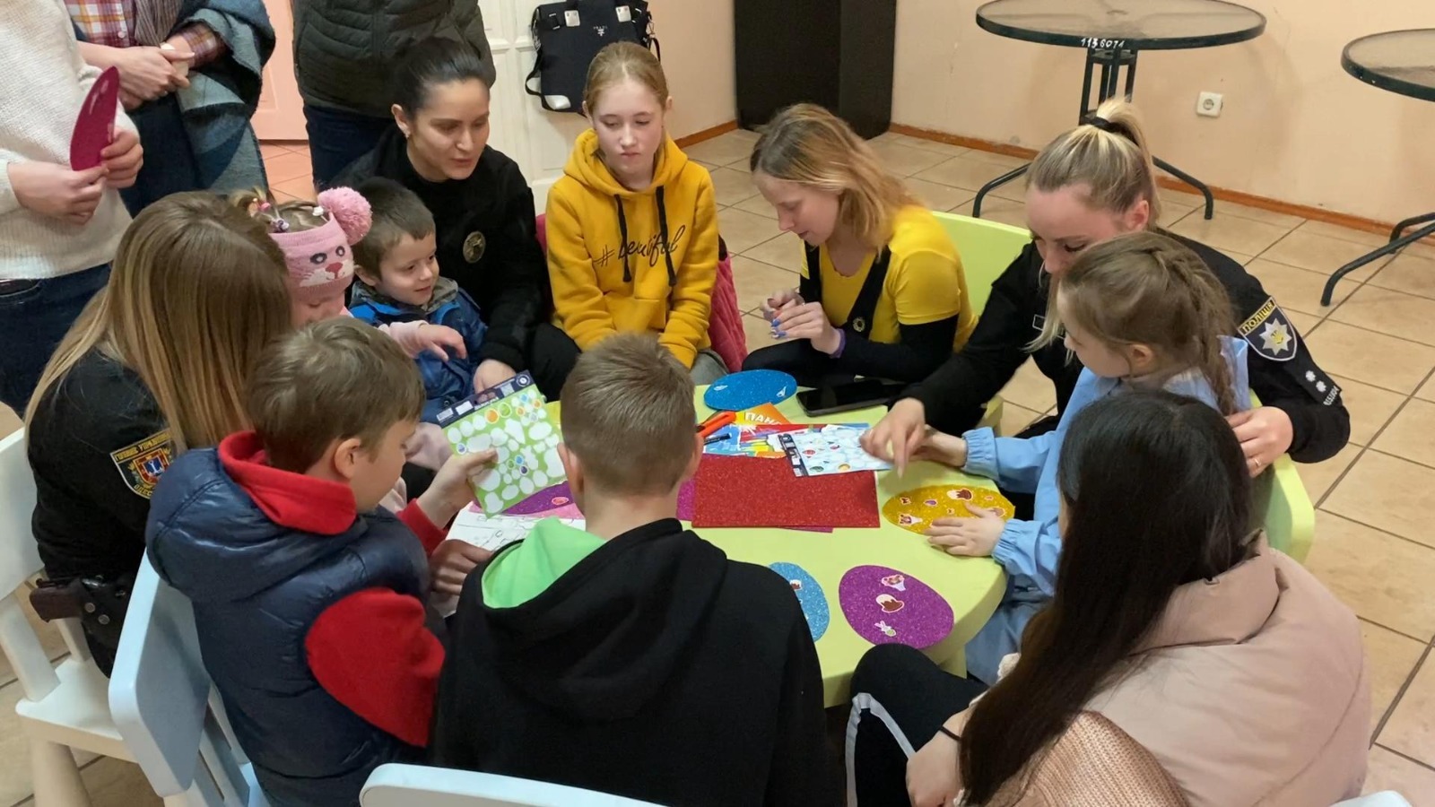 в одесі поліцейські привітали діток переселенців із прийдешнім світлим воскресінням христовим