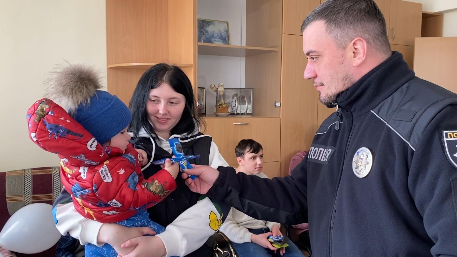 в одесі поліцейські привітали діток переселенців із прийдешнім світлим воскресінням христовим