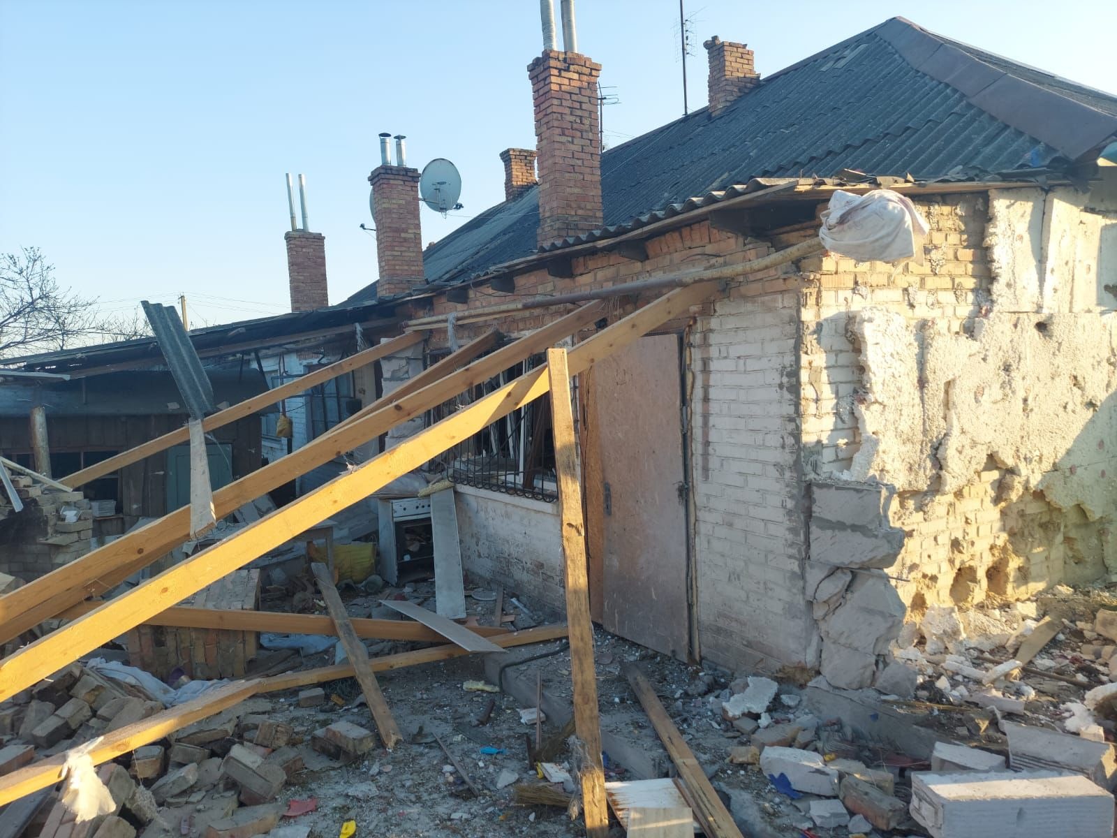 внаслідок ворожого обстрілу нікопольського району одну людину поранено - поліція працює на місцях влучань
