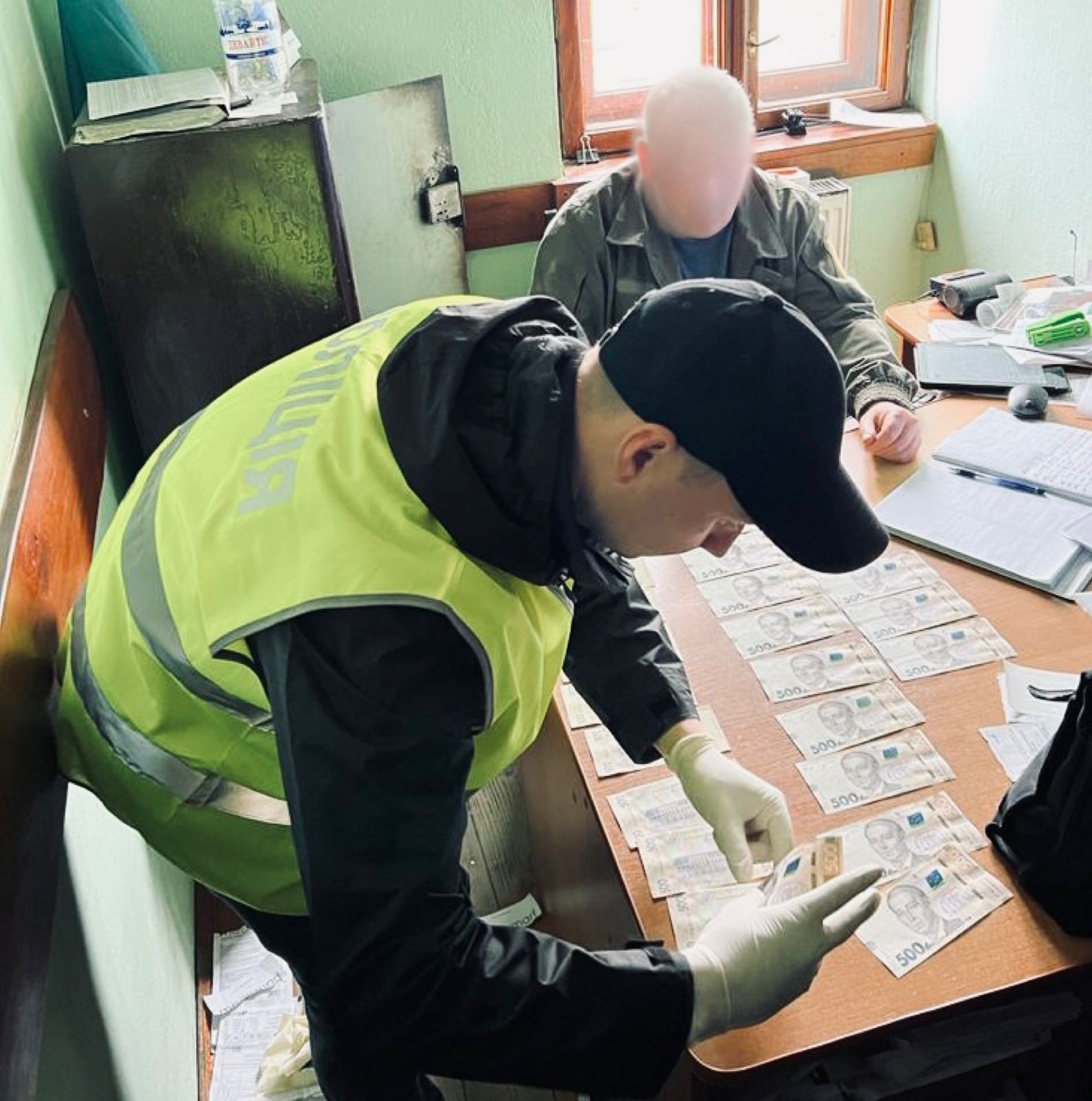 150 тисяч гривень за не облікову деревину: прикарпатські правоохоронці затримали посадовця