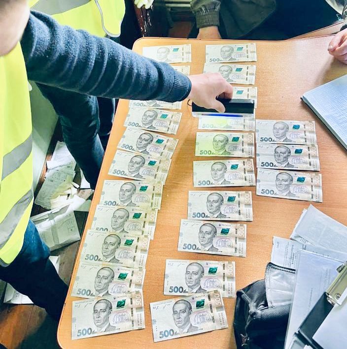 150 тисяч гривень за не облікову деревину: прикарпатські правоохоронці затримали посадовця