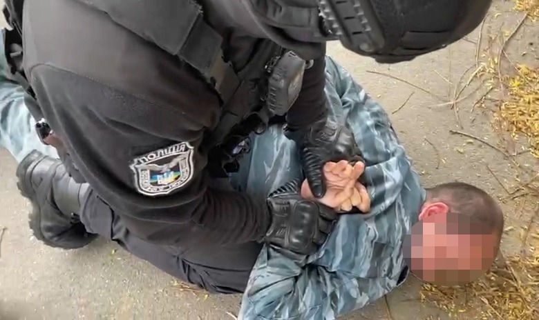 обіцяв вивезти поранених бійців з передової: київські правоохоронці затримали шахрая