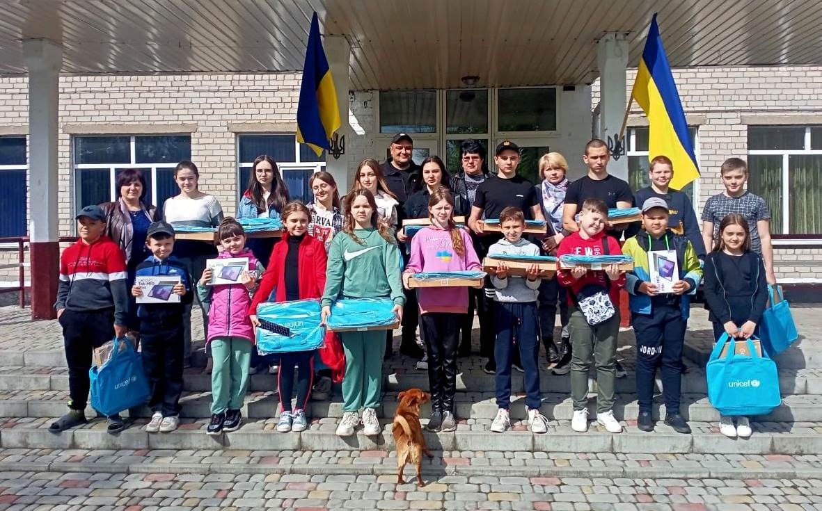 на херсонщині поліцейські привезли для школярів із постраждалих через війну населених пунктів планшети та хромбуки від дитячого фонду оон (unicef)