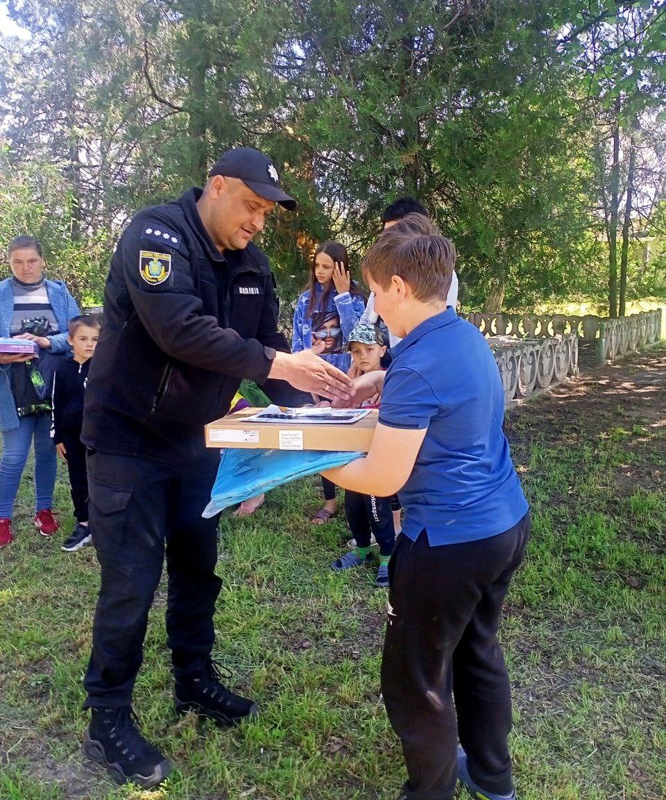 на херсонщині поліцейські привезли для школярів із постраждалих через війну населених пунктів планшети та хромбуки від дитячого фонду оон (unicef)