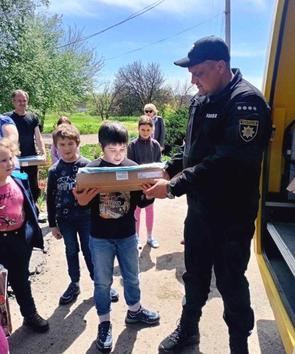 на херсонщині поліцейські привезли для школярів із постраждалих через війну населених пунктів планшети та хромбуки від дитячого фонду оон (unicef)