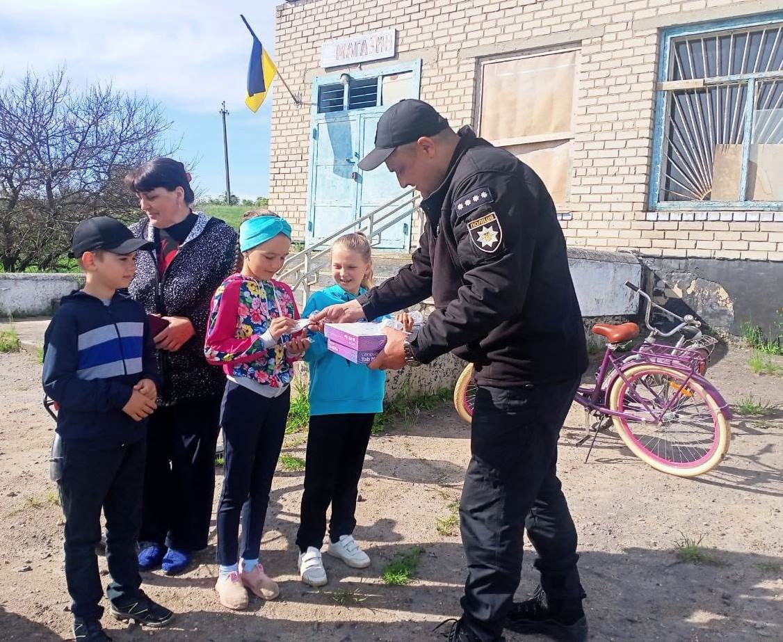 на херсонщині поліцейські привезли для школярів із постраждалих через війну населених пунктів планшети та хромбуки від дитячого фонду оон (unicef)