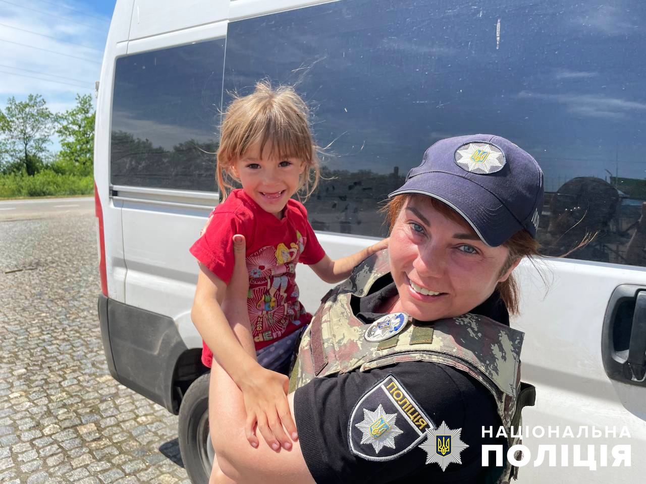 запорізькі поліцейські евакуювали до безпечного місця  багатодітну родину з приморського