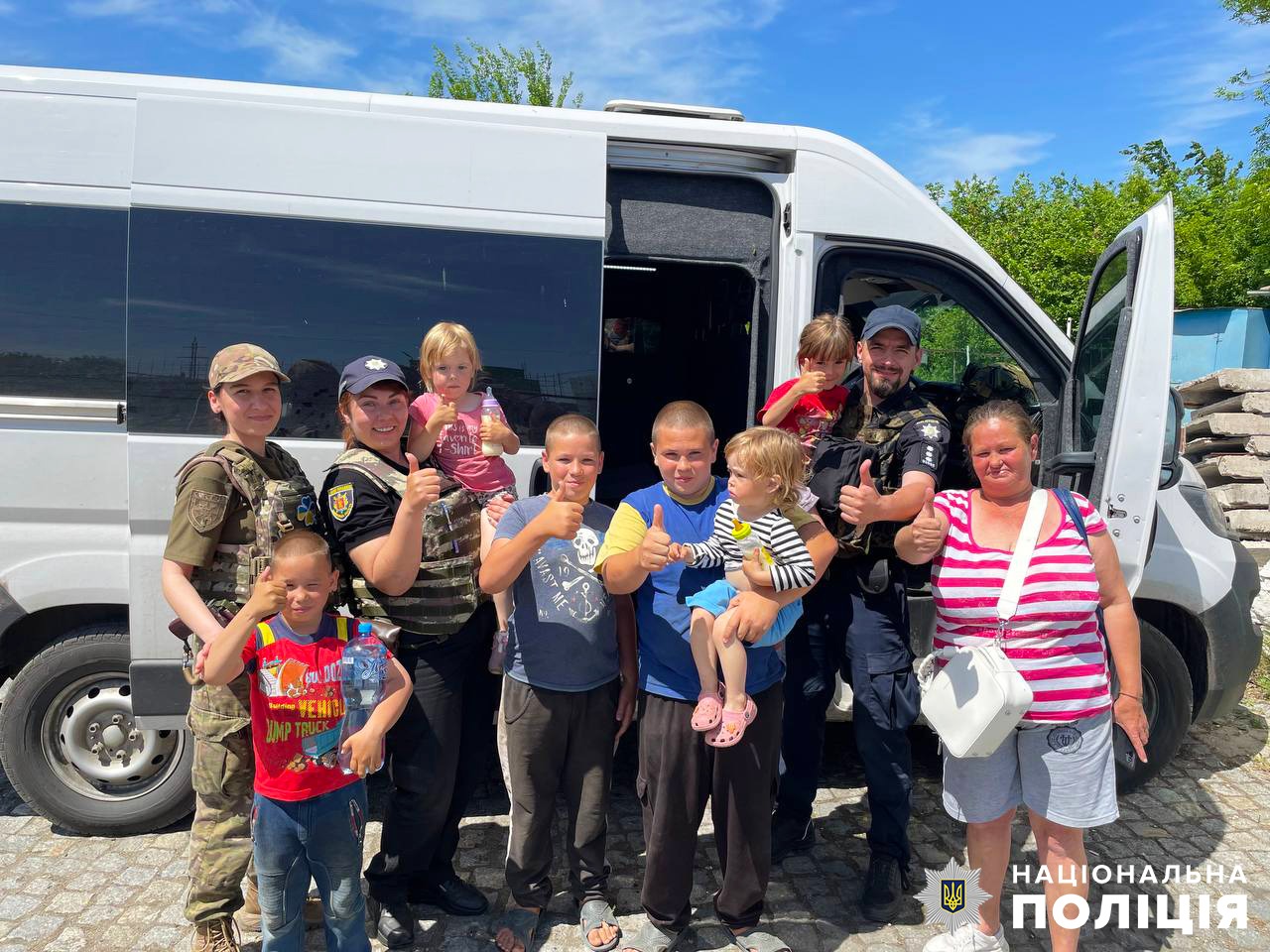 запорізькі поліцейські евакуювали до безпечного місця  багатодітну родину з приморського