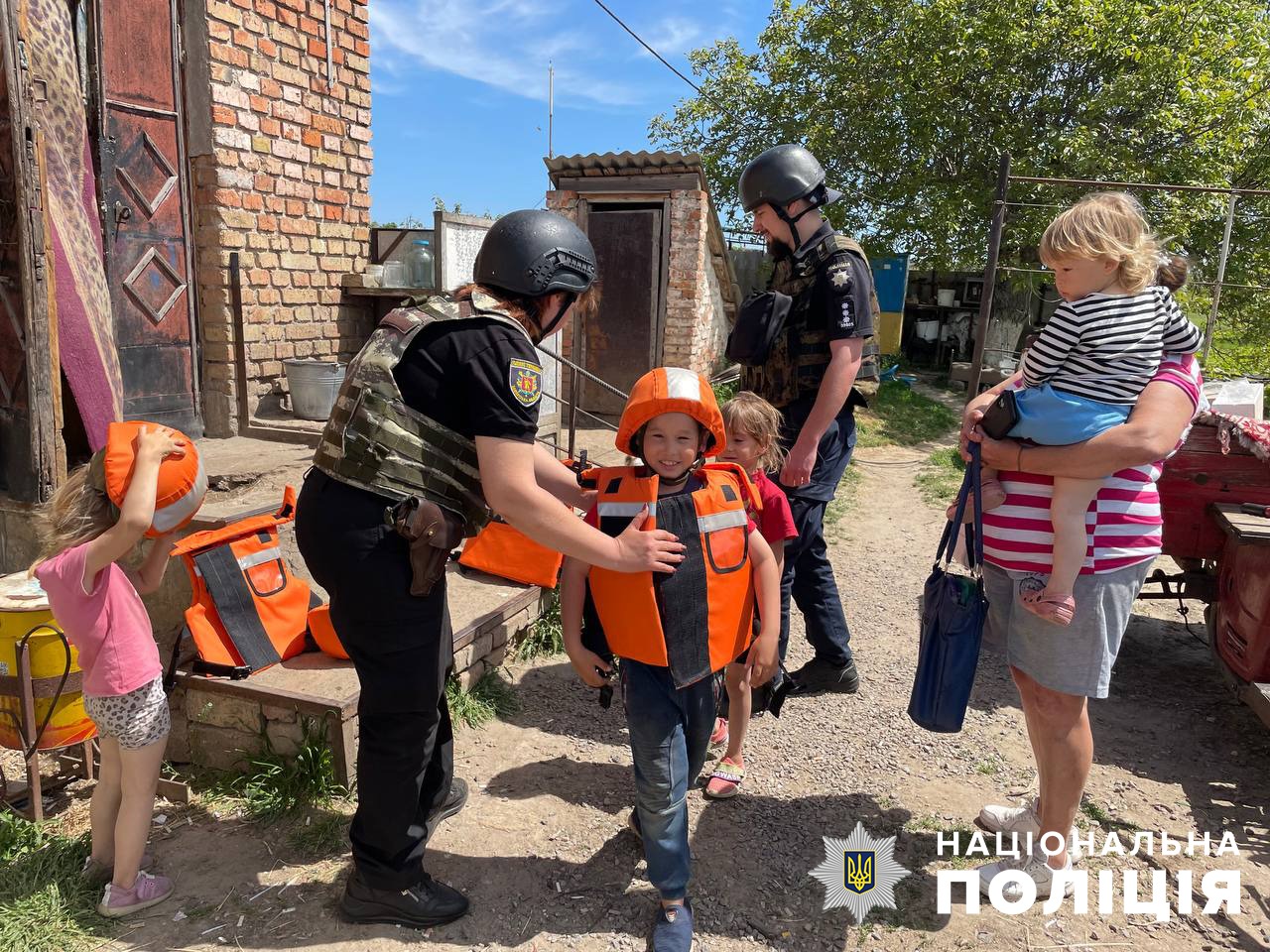 запорізькі поліцейські евакуювали до безпечного місця  багатодітну родину з приморського