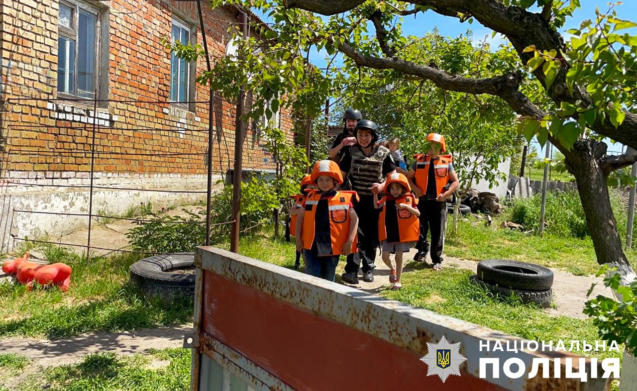 запорізькі поліцейські евакуювали до безпечного місця  багатодітну родину з приморського