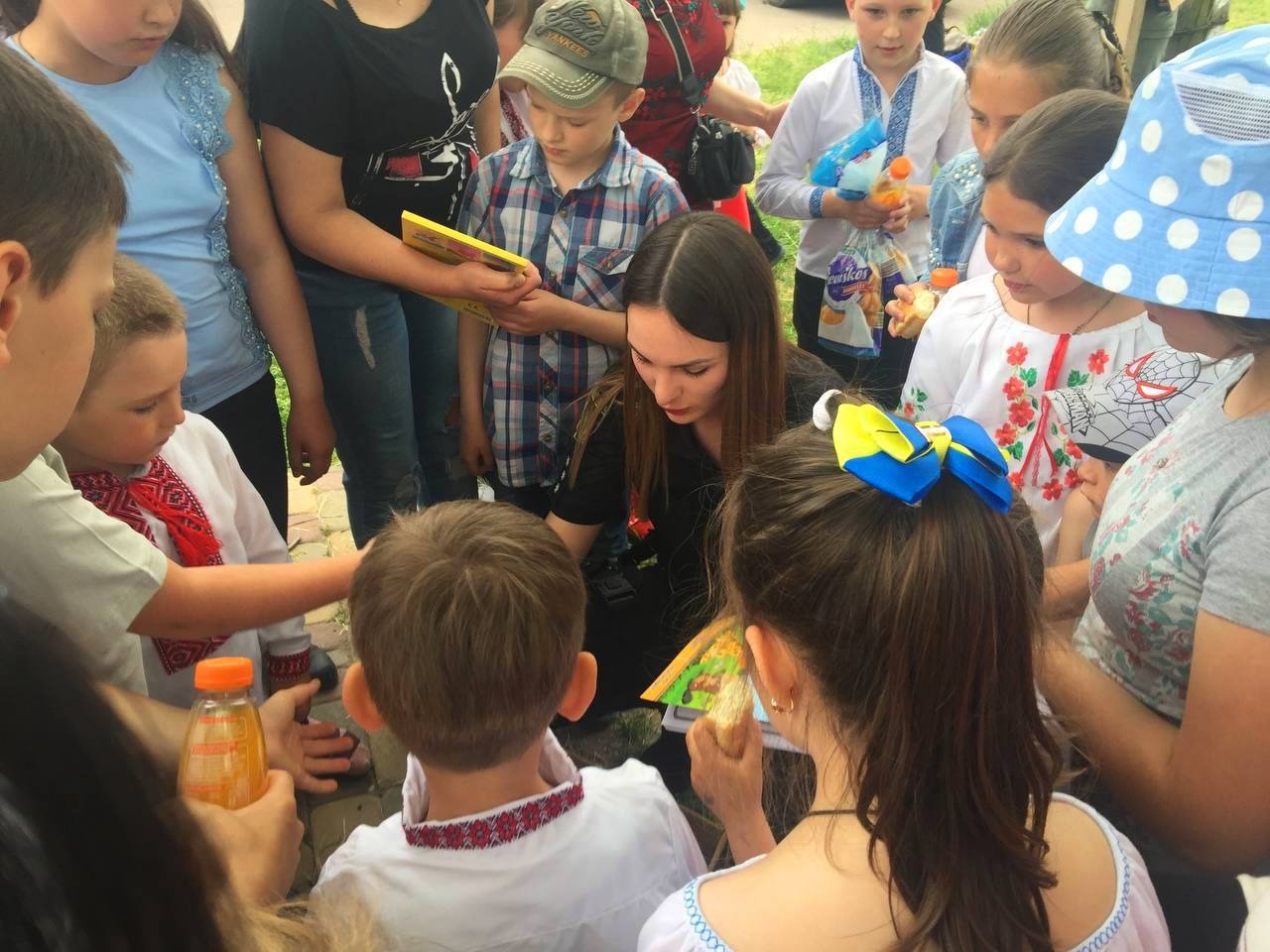 на херсонщині поліцейські привітали з днем вишиванки дітей із постраждалого через окупацію смт велика олександрівка