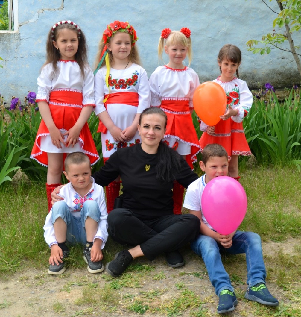 на херсонщині поліцейські привітали з днем вишиванки дітей із постраждалого через окупацію смт велика олександрівка