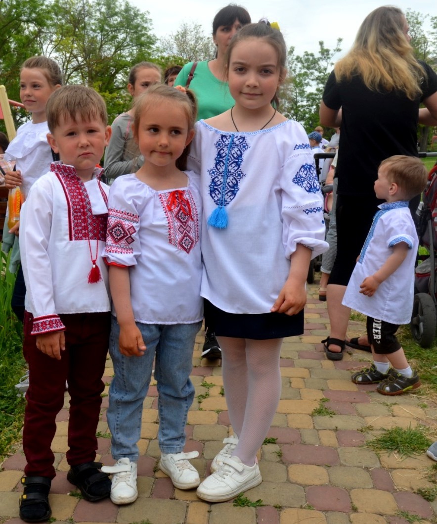 на херсонщині поліцейські привітали з днем вишиванки дітей із постраждалого через окупацію смт велика олександрівка
