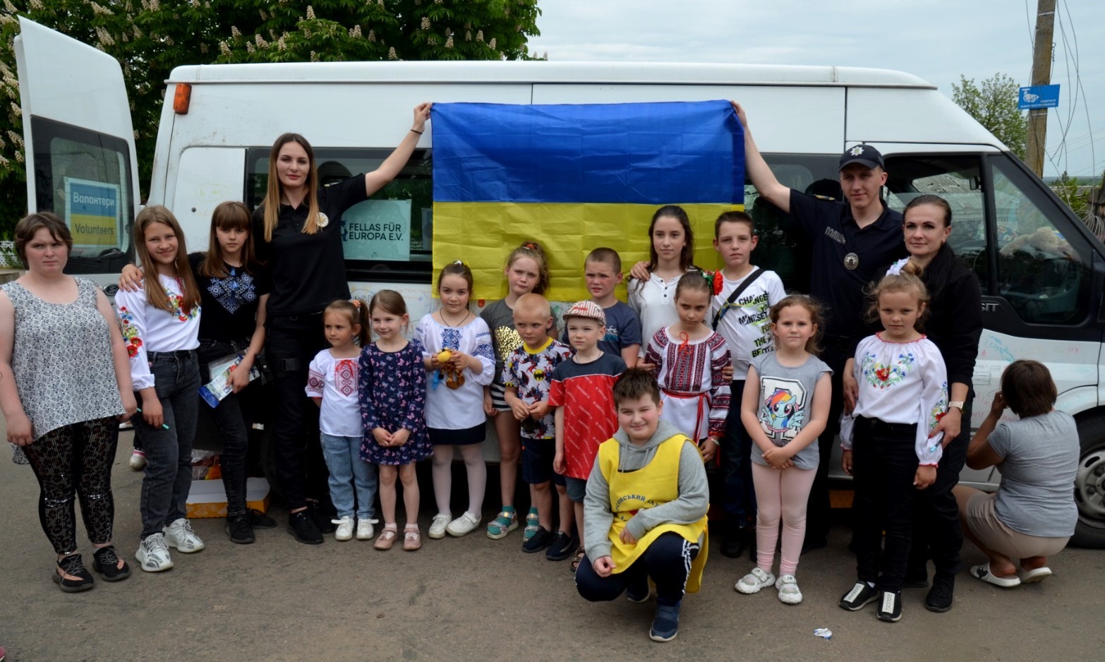 на херсонщині поліцейські привітали з днем вишиванки дітей із постраждалого через окупацію смт велика олександрівка