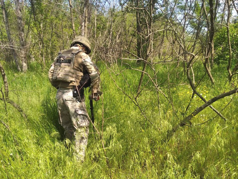 вибухотехніки поліції на херсонщині врятували чоловіка, який у лісі підірвався на міні