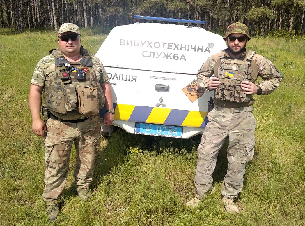 вибухотехніки поліції на херсонщині врятували чоловіка, який у лісі підірвався на міні