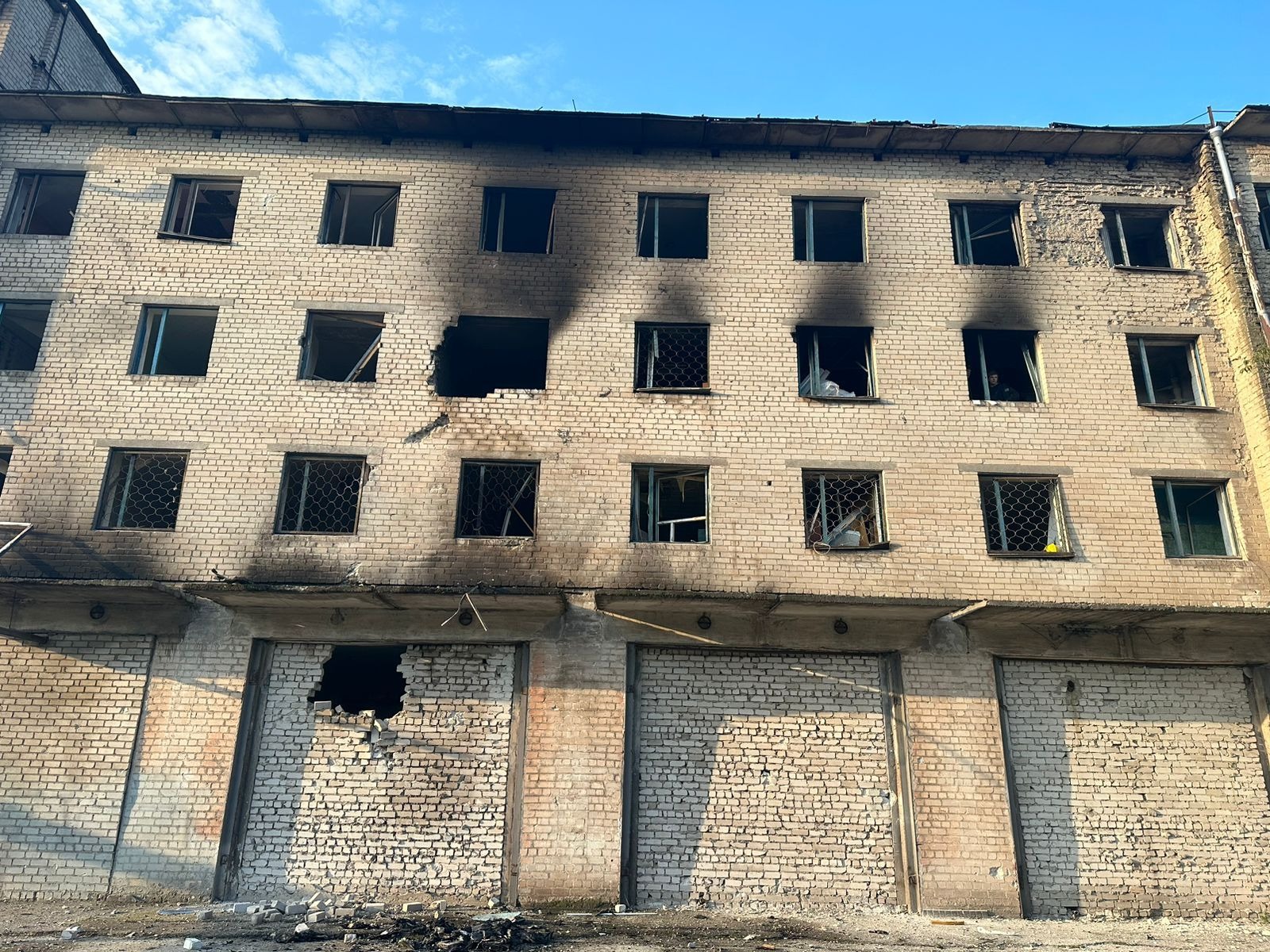 криворізькі правоохоронці  документують наслідки удару по одному з  промислових підприємств – постраждали люди