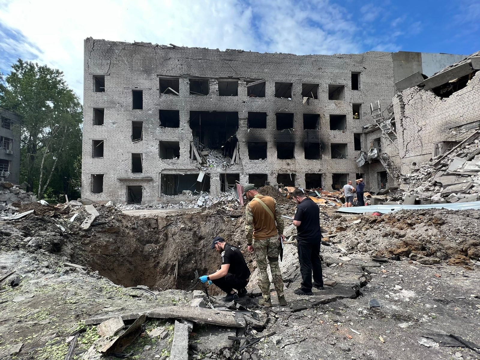 поліція збирає речові докази на місцях масштабної ракетної та шахедної атаки на дніпропетровщину