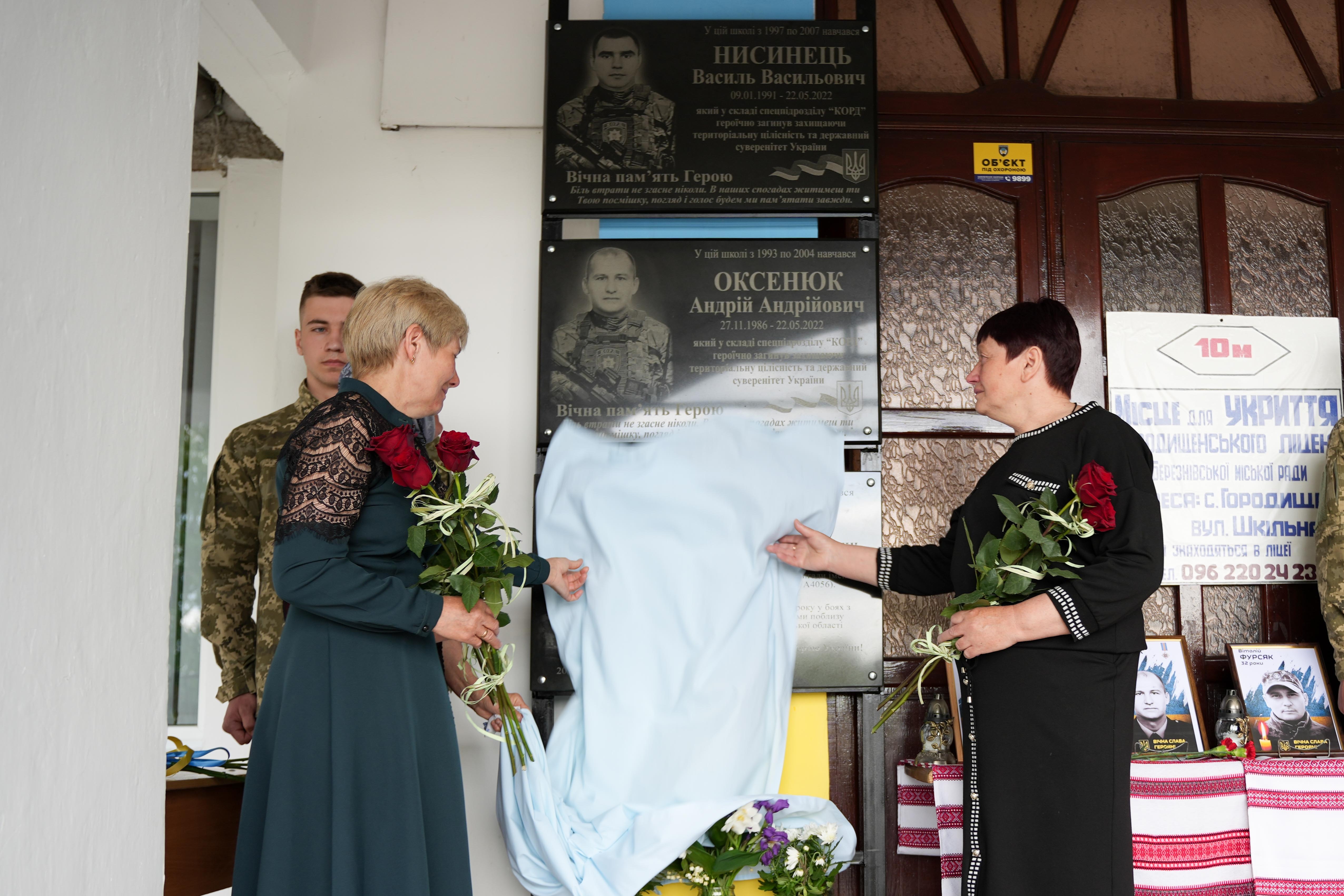 стіна пам’яті: на рівненщині відкрили меморіальні дошки двом загиблим поліцейським-спецпризначенцям