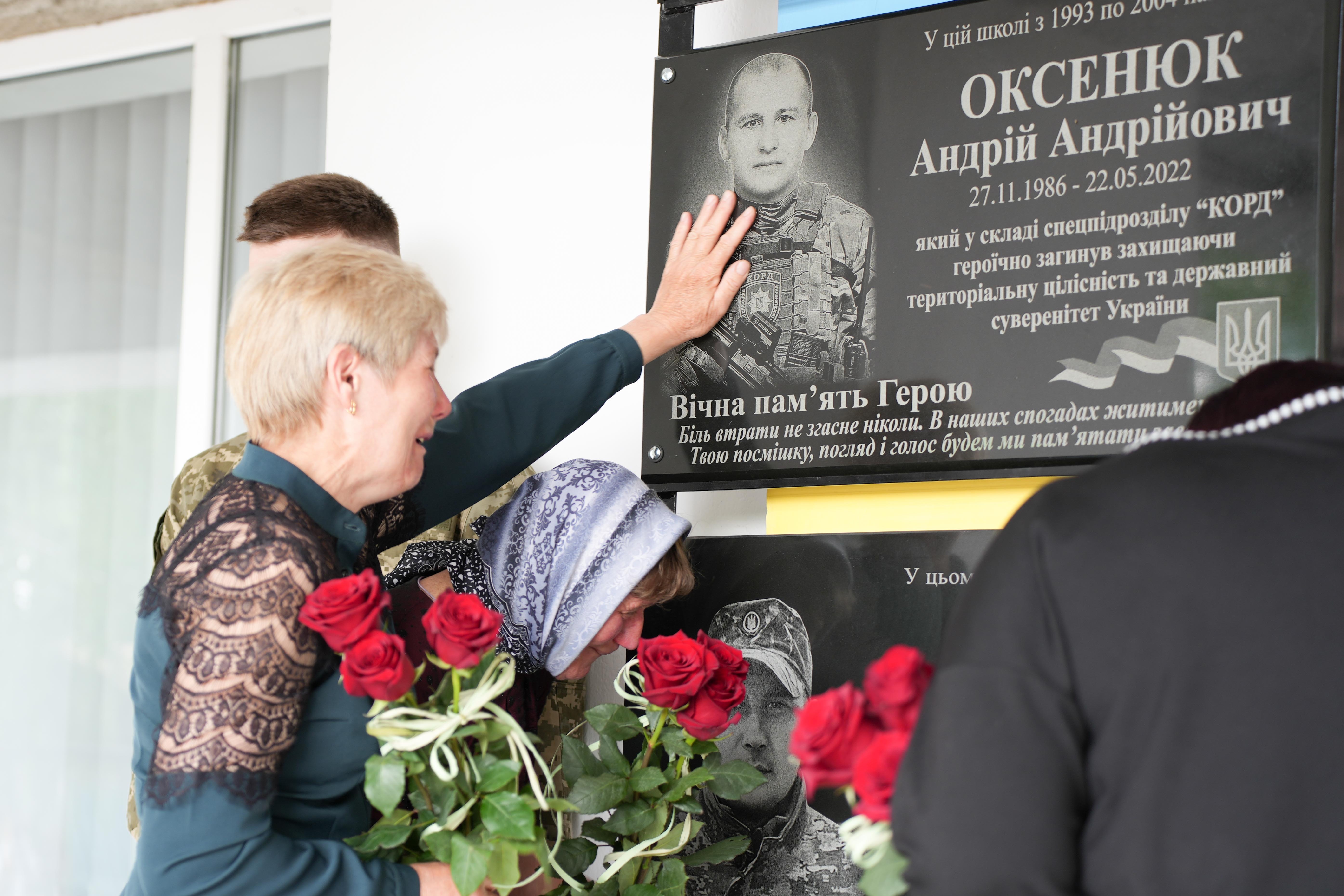 стіна пам’яті: на рівненщині відкрили меморіальні дошки двом загиблим поліцейським-спецпризначенцям