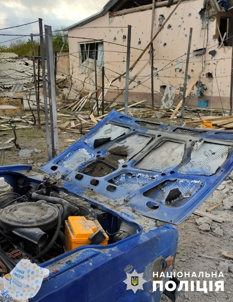 степногірський поліцейський офіцер громади допоміг подружжю евакуюватися до запоріжжя після влучання ворожого снаряду в їхнє подвірʼя