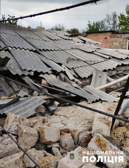 степногірський поліцейський офіцер громади допоміг подружжю евакуюватися до запоріжжя після влучання ворожого снаряду в їхнє подвірʼя