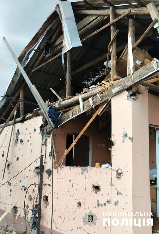 степногірський поліцейський офіцер громади допоміг подружжю евакуюватися до запоріжжя після влучання ворожого снаряду в їхнє подвірʼя
