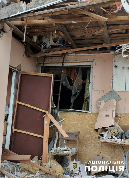 степногірський поліцейський офіцер громади допоміг подружжю евакуюватися до запоріжжя після влучання ворожого снаряду в їхнє подвірʼя