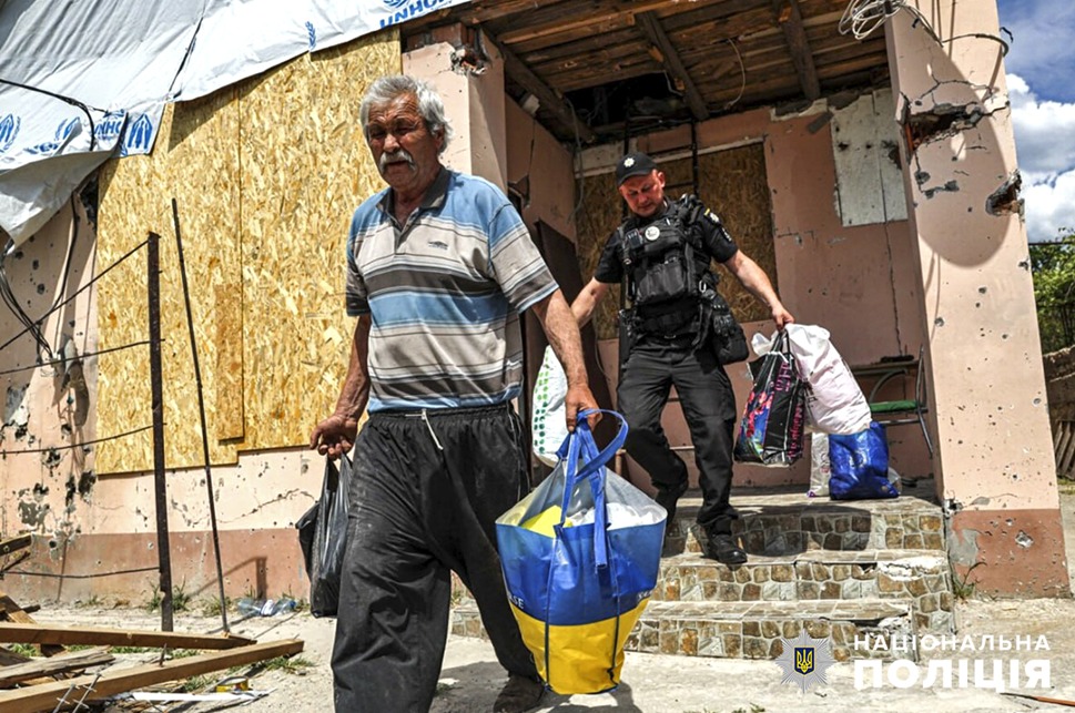 степногірський поліцейський офіцер громади допоміг подружжю евакуюватися до запоріжжя після влучання ворожого снаряду в їхнє подвірʼя
