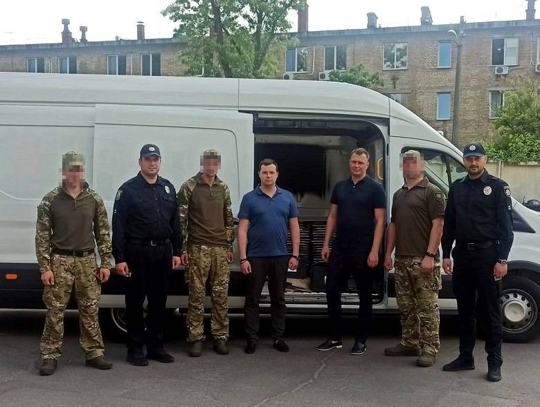 столичні правоохоронці спільно з прокурорами передали 3500 бронеплит та 700 бронежилетів на потреби штурмової бригади нпу «лють»