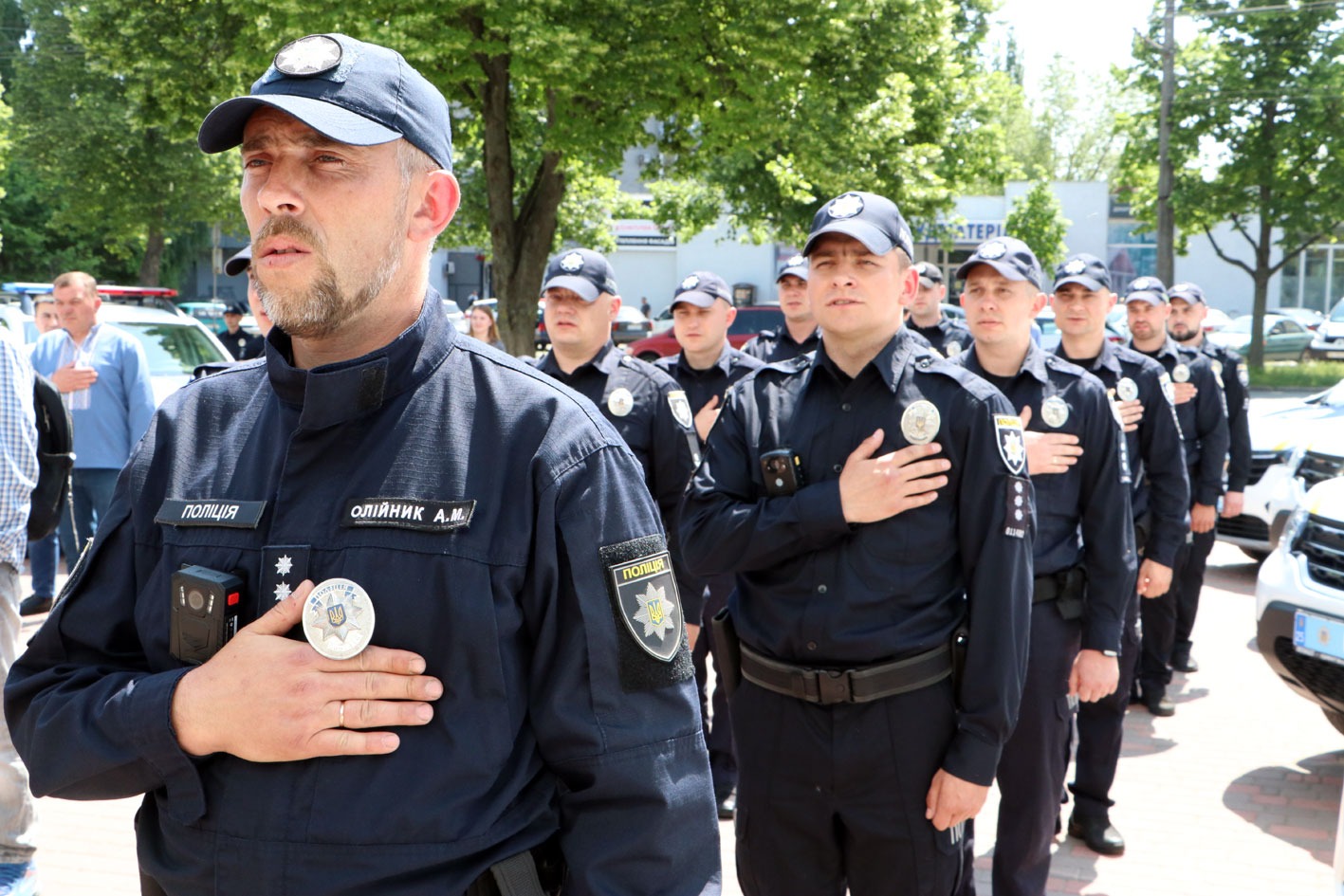 служити, захищати, допомагати: на чернігівщині приступили до несення служби ще дев’ять поліцейських офіцерів громад
