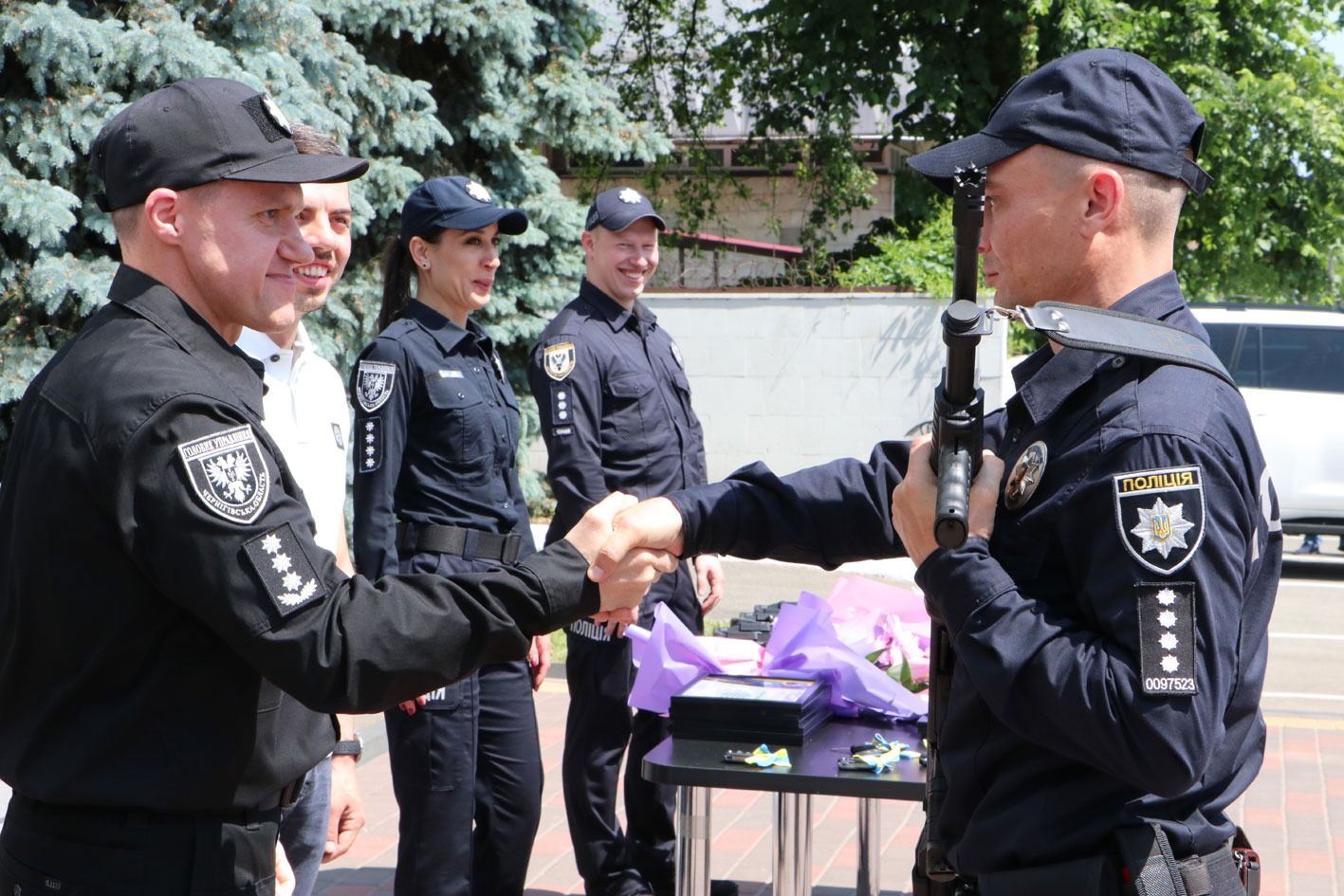 служити, захищати, допомагати: на чернігівщині приступили до несення служби ще дев’ять поліцейських офіцерів громад