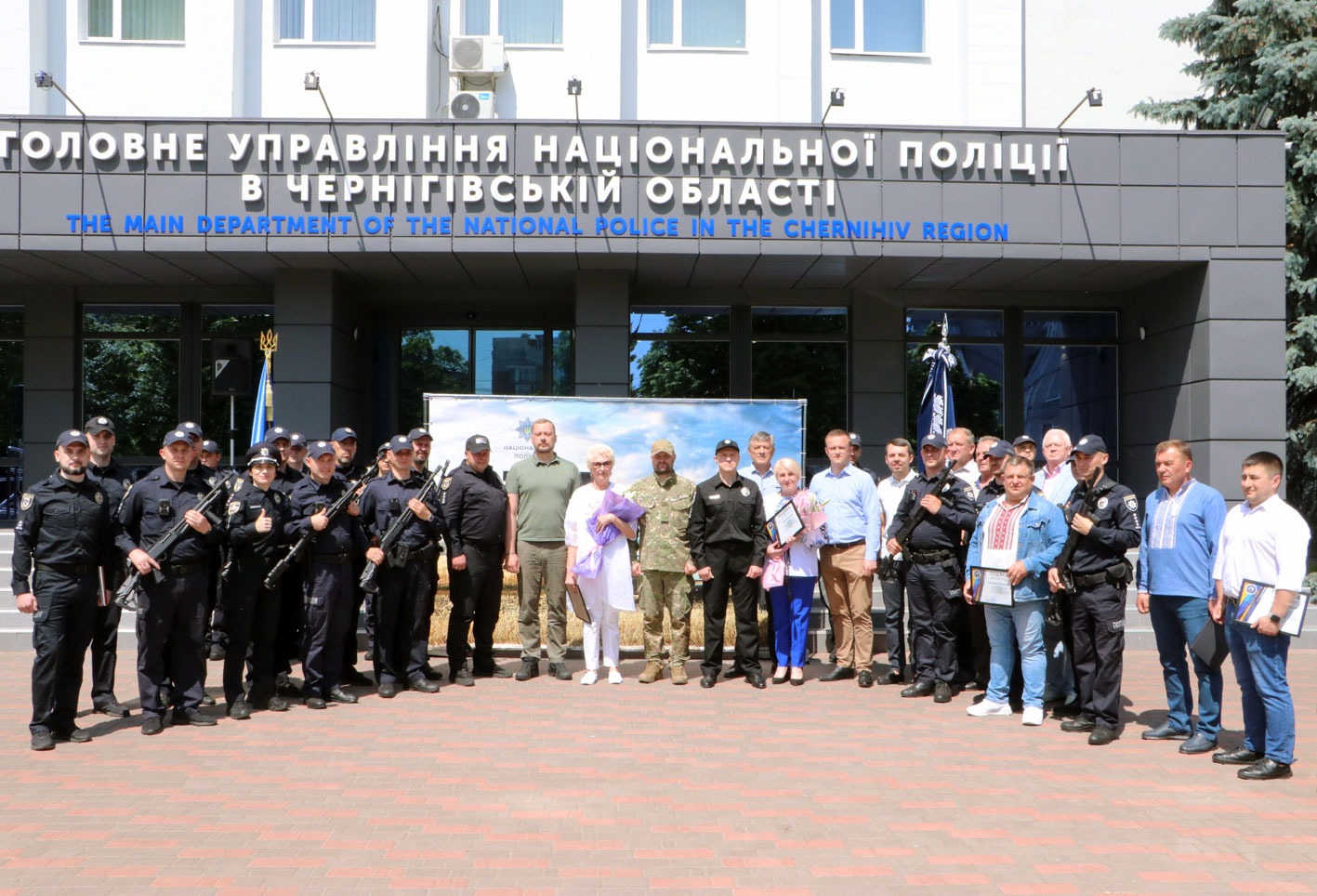 служити, захищати, допомагати: на чернігівщині приступили до несення служби ще дев’ять поліцейських офіцерів громад