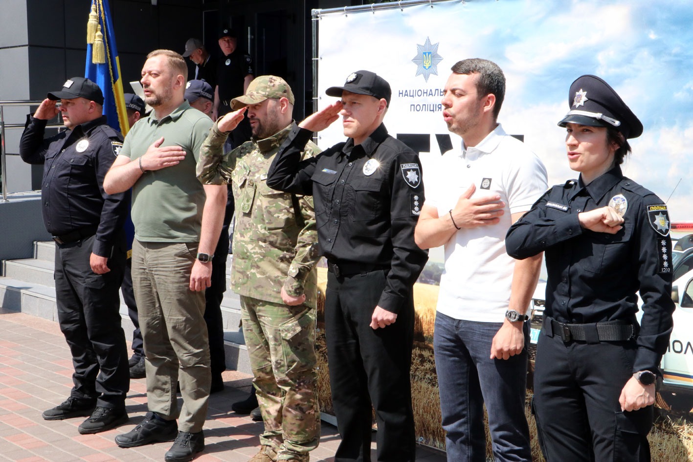 служити, захищати, допомагати: на чернігівщині приступили до несення служби ще дев’ять поліцейських офіцерів громад