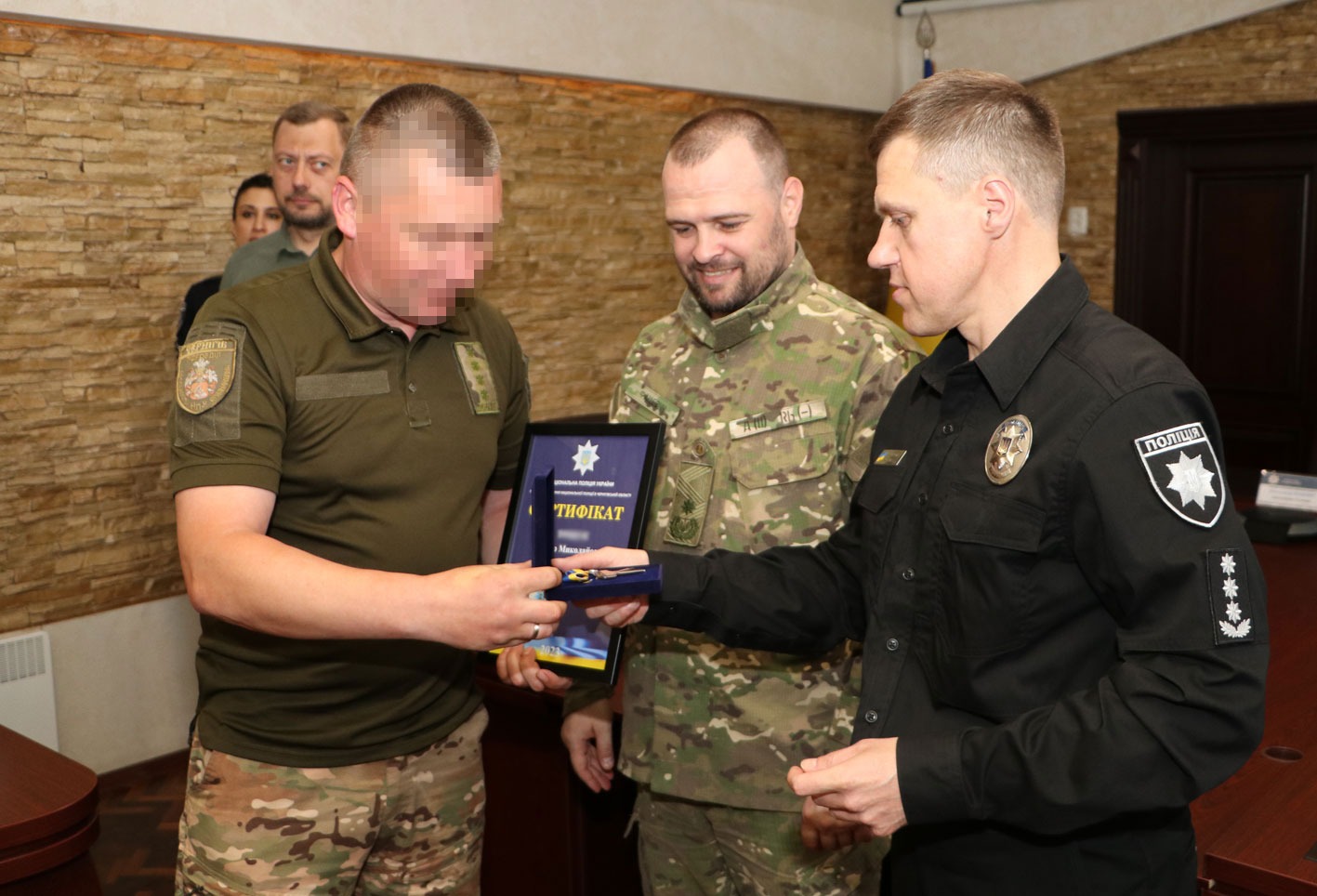служити, захищати, допомагати: на чернігівщині приступили до несення служби ще дев’ять поліцейських офіцерів громад