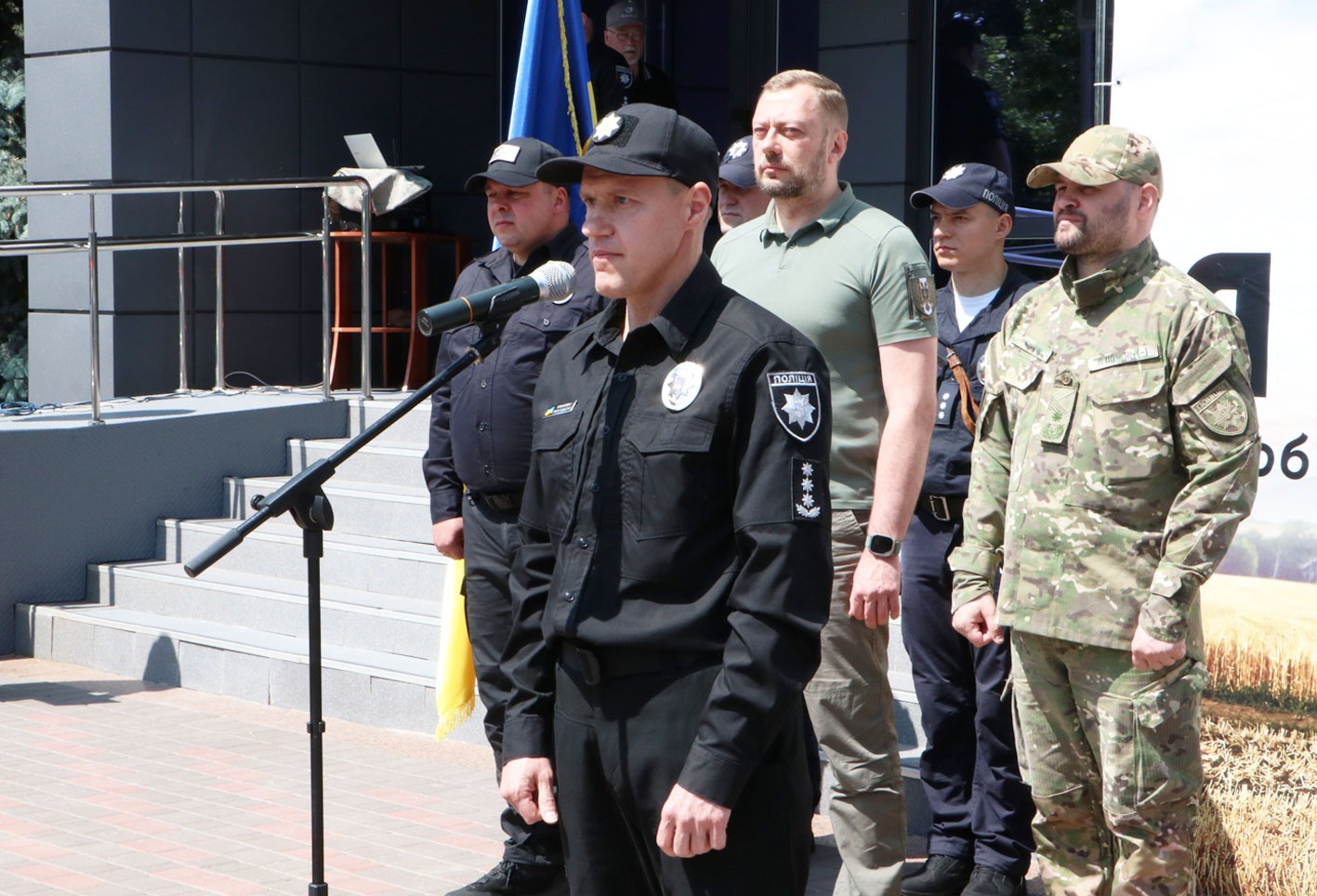 служити, захищати, допомагати: на чернігівщині приступили до несення служби ще дев’ять поліцейських офіцерів громад