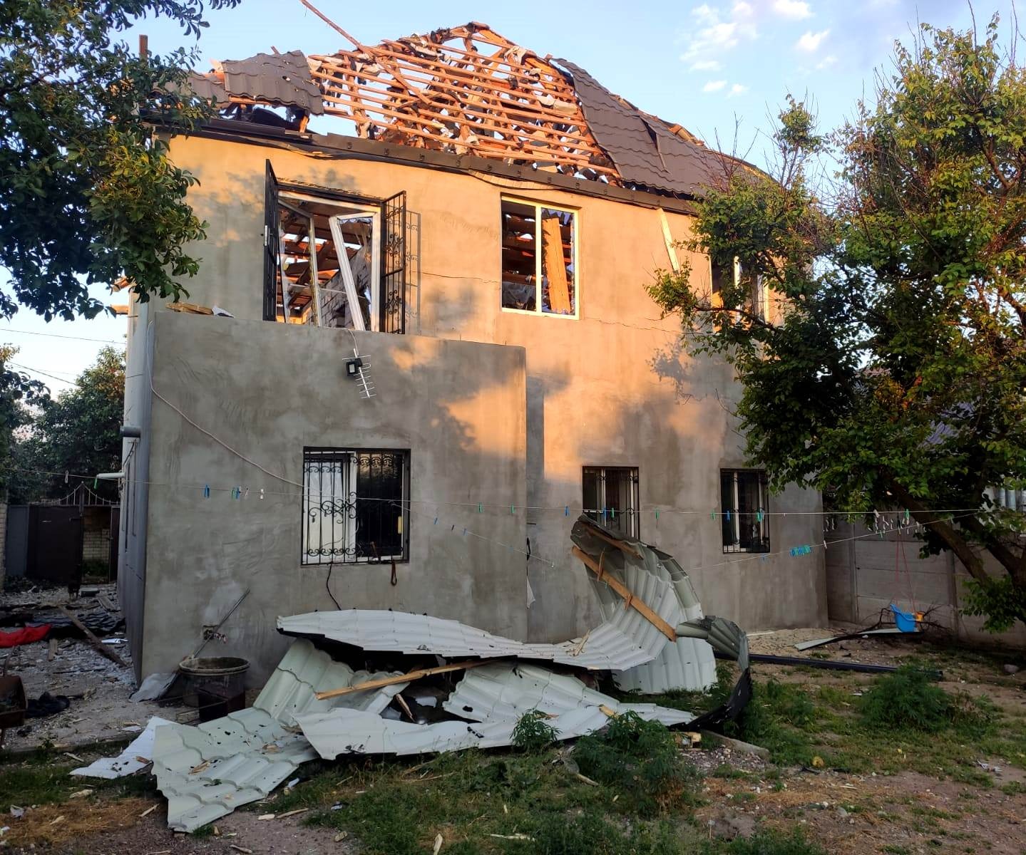 правобережна херсонщина під цілодобовим вогнем ворога: пошкоджені житлові будинки, є загиблі серед мирного населення, поранена 3-річна дитина