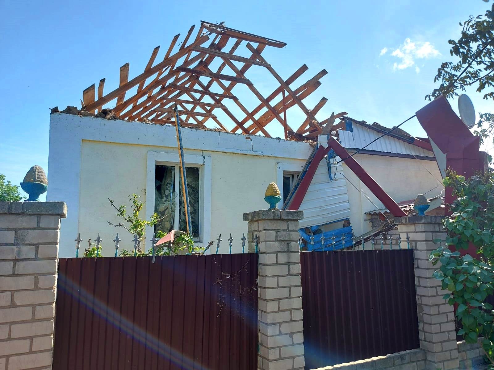 правобережна херсонщина під цілодобовим вогнем ворога: пошкоджені житлові будинки, є загиблі серед мирного населення, поранена 3-річна дитина