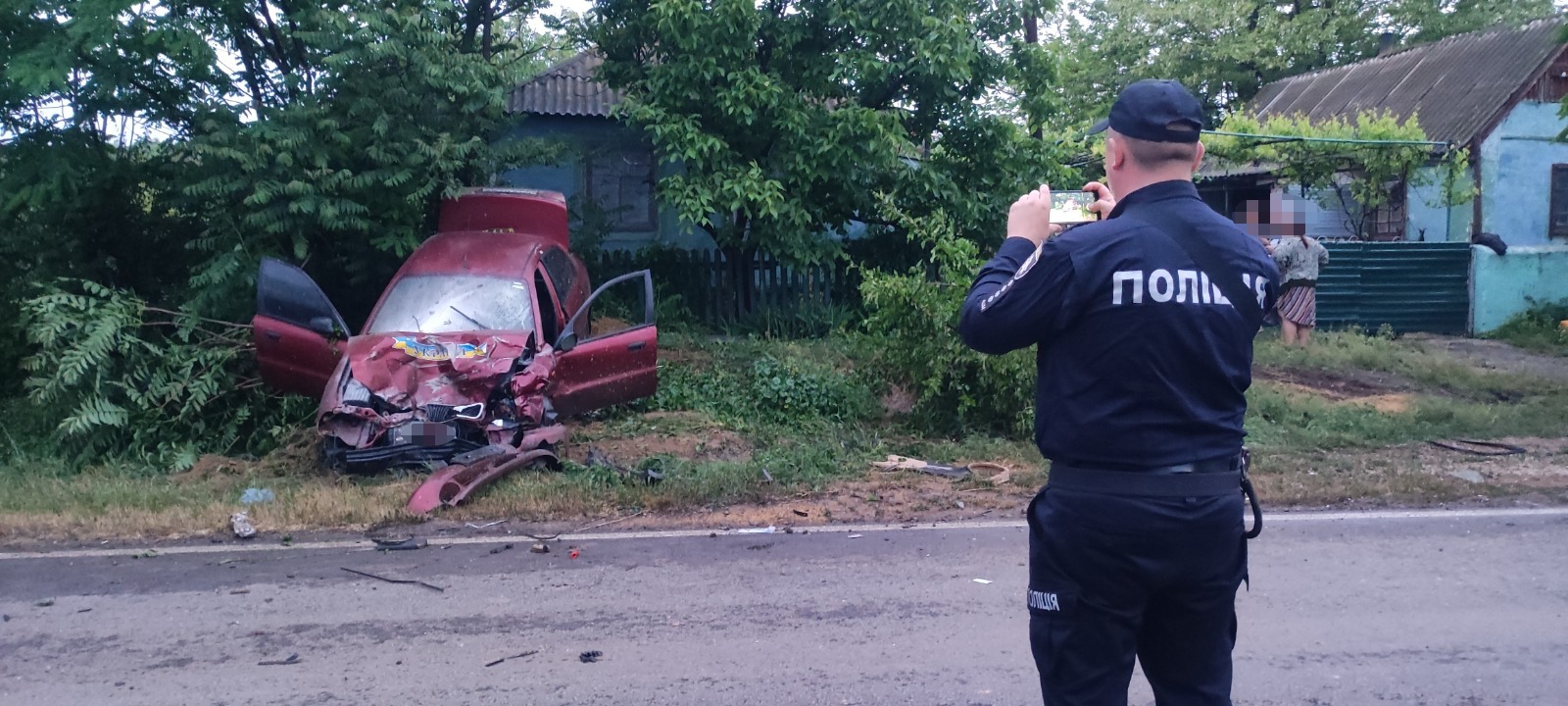 «я не вважаю себе героєм, я просто рятував життя людині»: поліцейський із березівщини витяг непритомного водія з палаючого авто