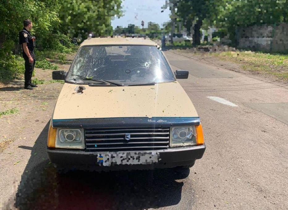 внаслідок ворожого обстрілу нікопольського району поранені люди: правоохоронці збирають речові докази на місцях атаки